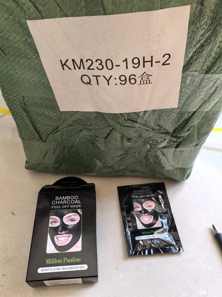 Una caja de máscaras contiene 10 piezas